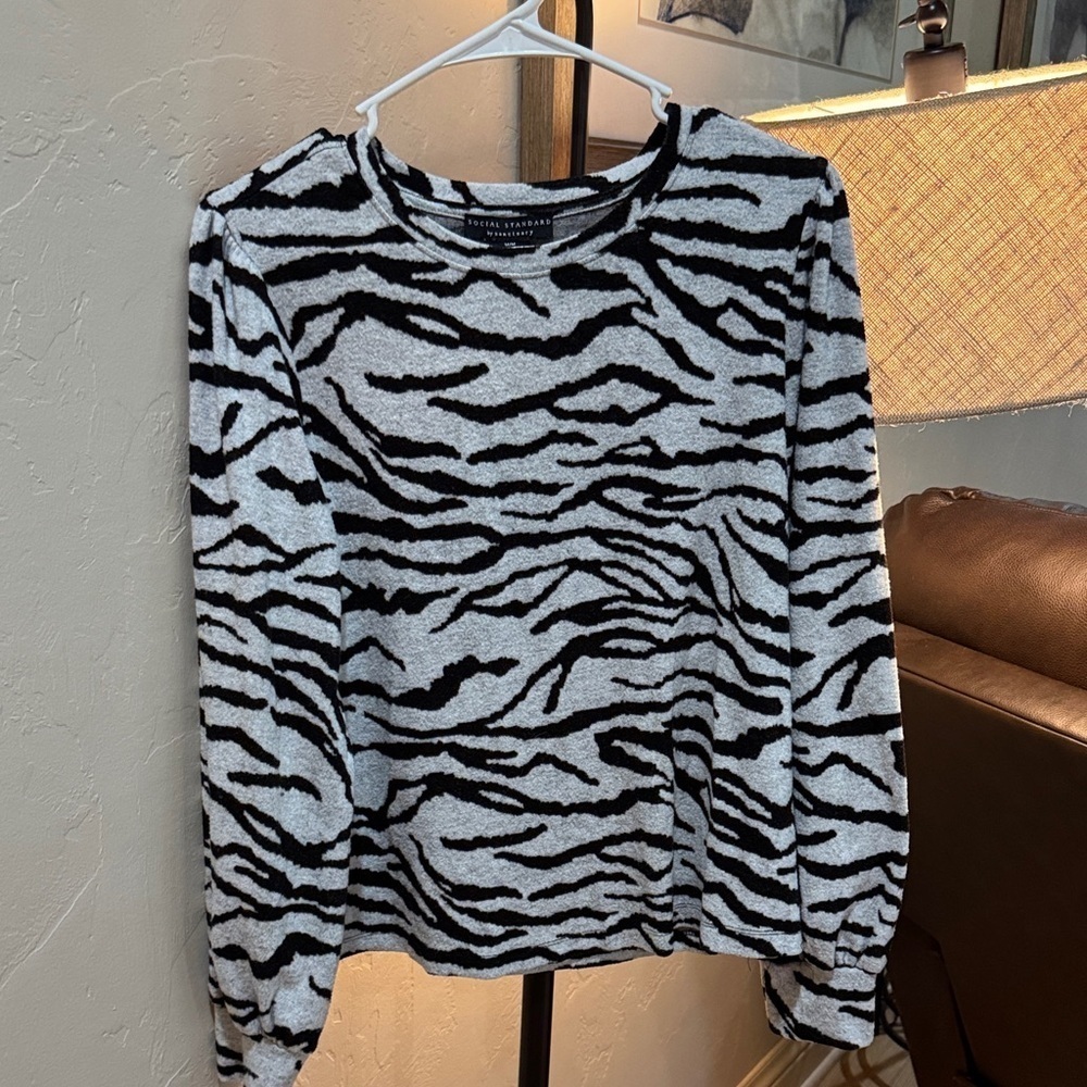 Zebra Print Sweatshirt in Black and Gray Social Standard Sanctuary Medium. A35